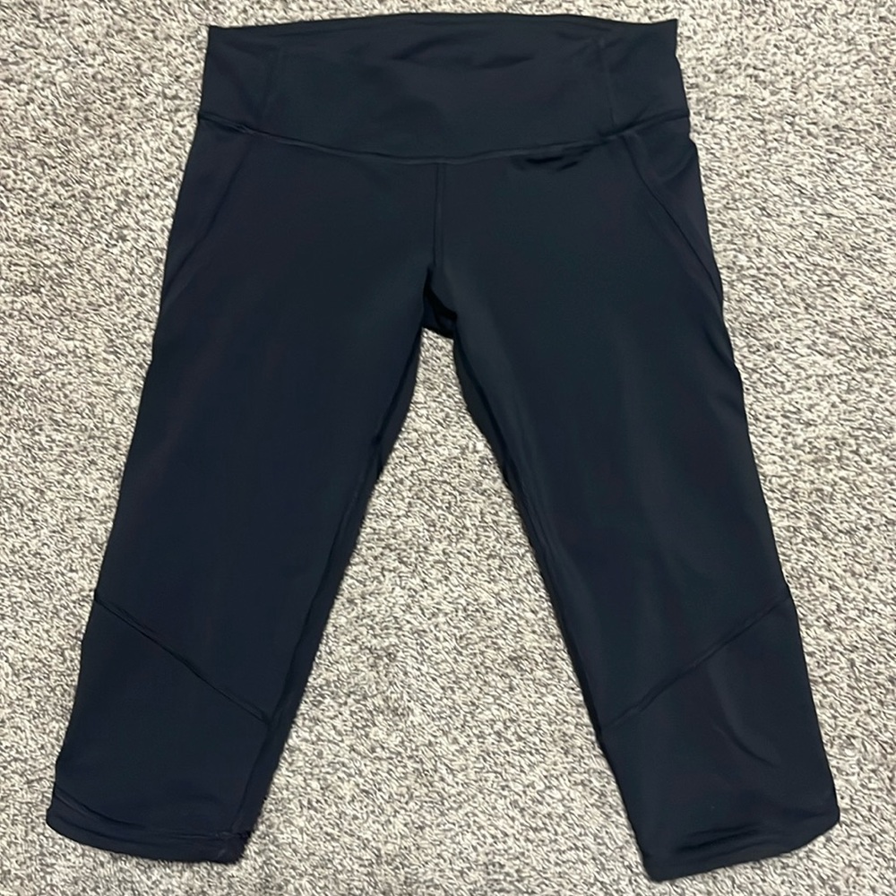 Lululemon Athletica Women’s size 6 black cropped leggings